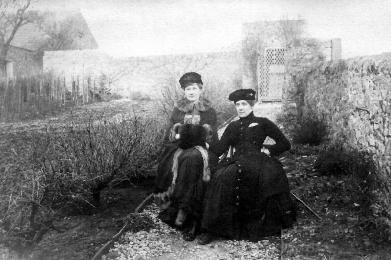 Two Armistead Sisters.jpg - Two Armistead sisters  ( Can anyone give names / place / date ? )  